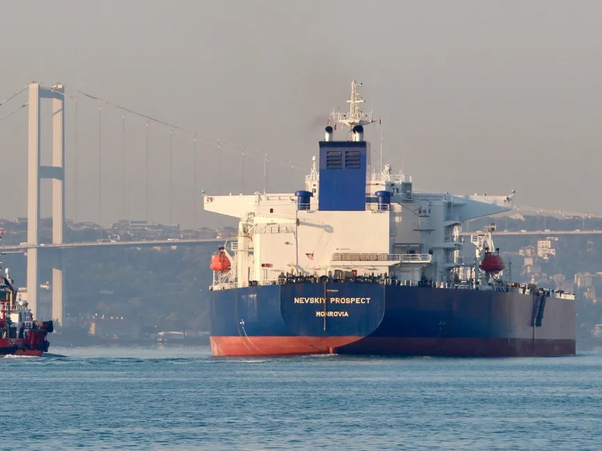 ناقلة نفط خام مملوكة لمجموعة ناقلات النفط الروسية الرائدة "سوفكومفلوت"، تعبر مضيق البوسفور في إسطنبول- 6 سبتمبر 2020 - Reuters