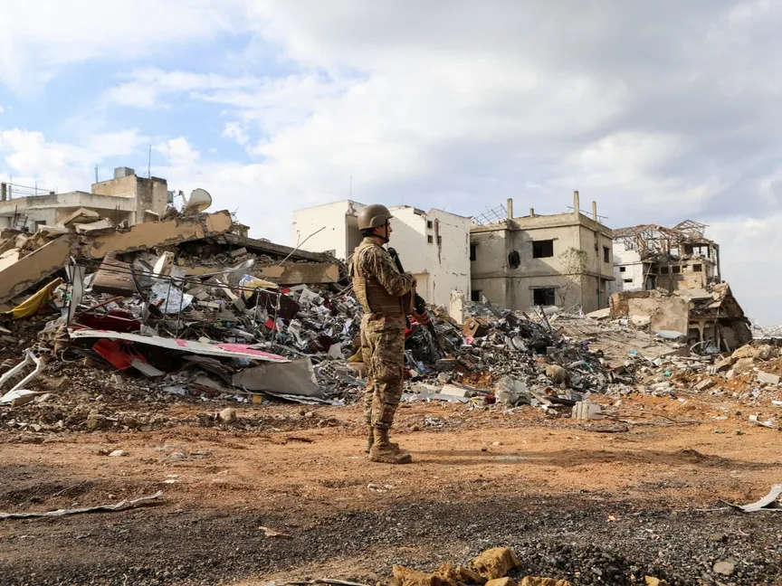 جندي بالجيش اللبناني يقف بالقرب من أنقاض مبانٍ مدمرة جراء القصف الإسرائيلي على قرية الخيام في جنوب لبنان. 23 ديسمبر 2024 - Reuters