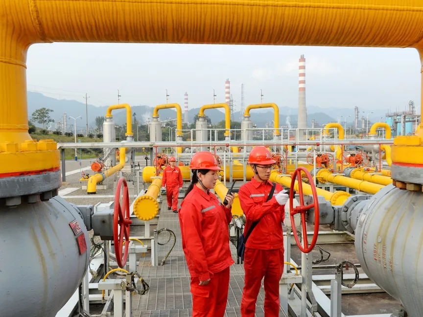 عمال يتفقدون خطوط الأنابيب في منشأة للغاز الطبيعي تديرها شركة سينوبك في داتشو بمقاطعة سيتشوان في الصين. 2 نوفمبر 2017 - Reuters