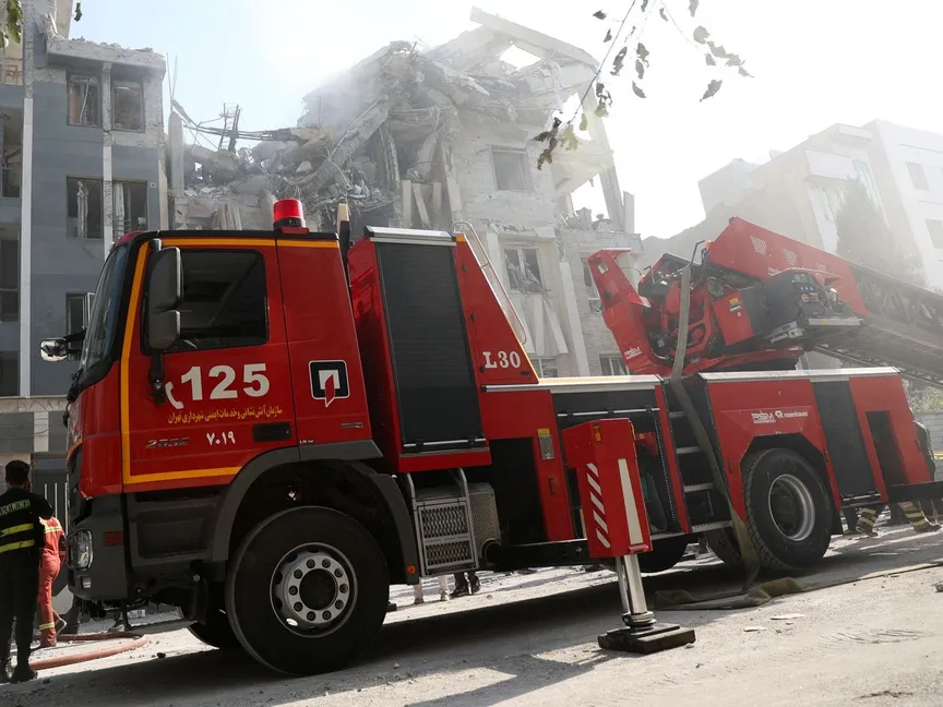 فرق الإنقاذ أمام مبنى سكني تعرض لغارة إسرائيلية في طهران. 13 يونيو 2025 - REUTERS