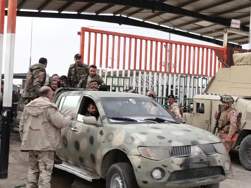 قوات سورية تعبر الحدود عبر بوابات في بلدة القائم على الحدود بين العراق وسوريا. 7 ديسمبر 2024 - Reuters