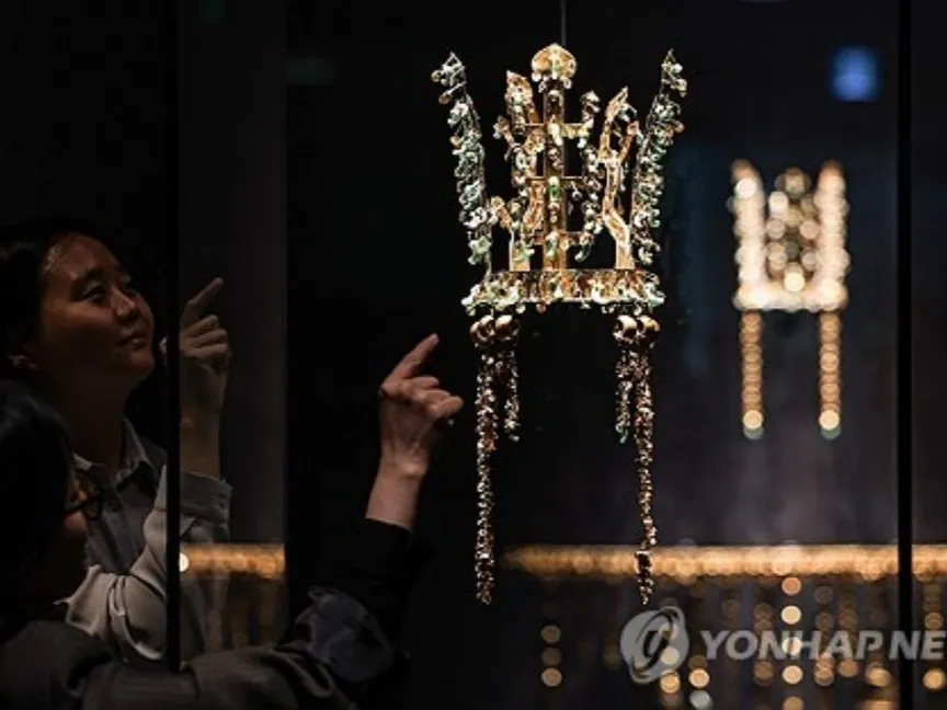 التاج الذهبي الذي من المقرر أن يهديه رئيس كوريا الجنوبية لي جاي ميونج لنظيره الأميركي دونالد ترمب معروض في متحف جيونجو الوطني. - يونهاب