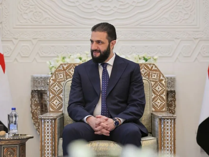 الرئيس السوري أحمد الشرع خلال استقباله وفداً أميركياً برئاسة المبعوث الأميركي توم باراك في دمشق. 25 أغسطس 2025 - الرئاسة السورية