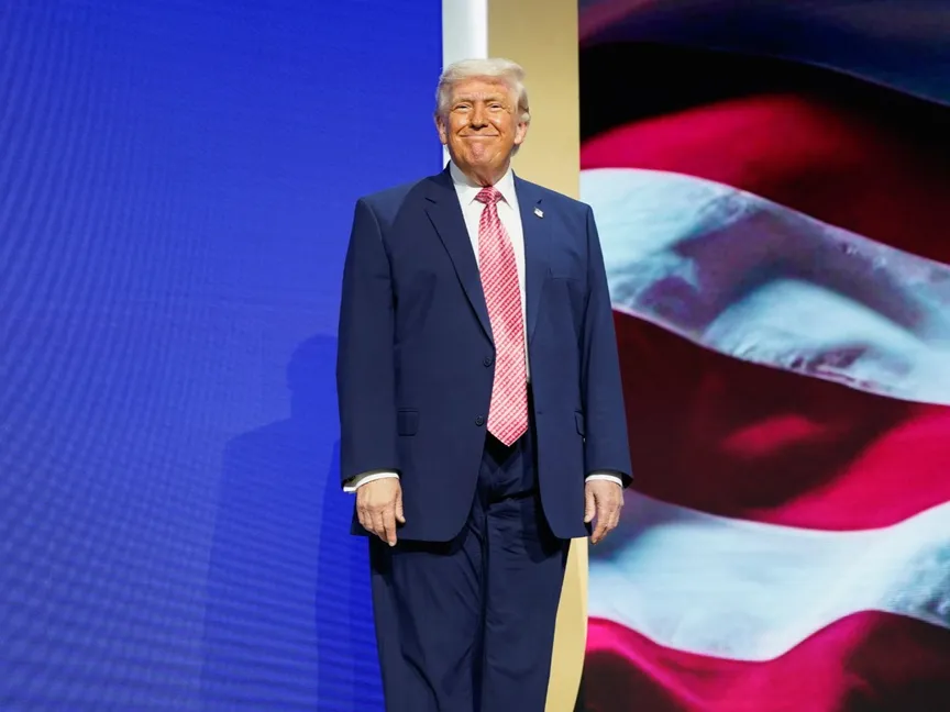 الرئيس الأميركي دونالد ترمب يبتسم على خشبة المسرح قبل إلقاء كلمة في مبادرة الاستثمار المستقبلي FII في ميامي بولاية فلوريدا. 27 مارس 2026 - REUTERS