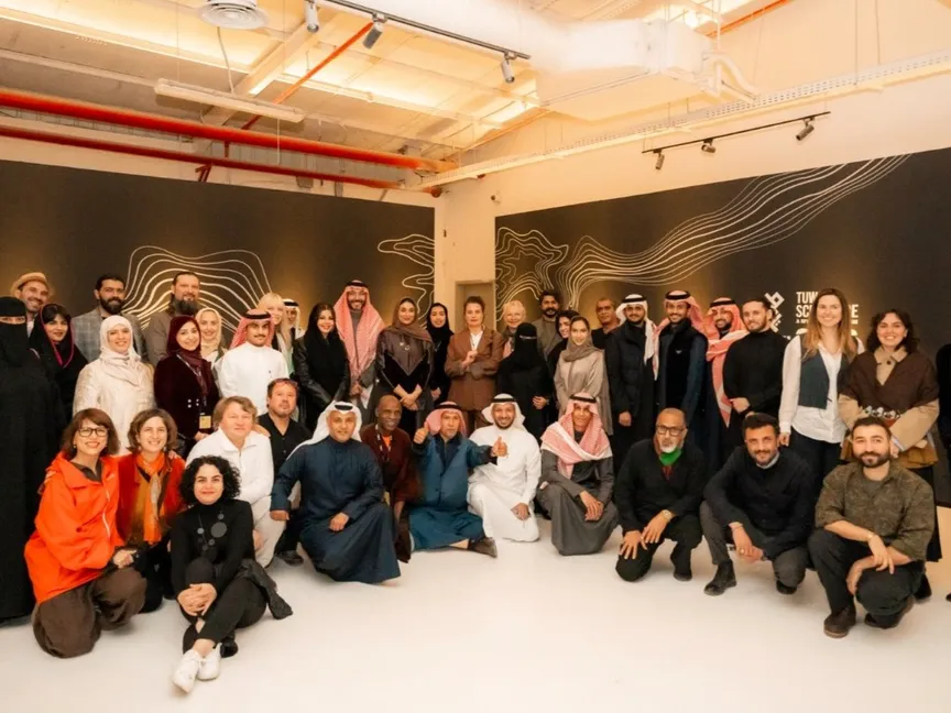 الفنانون المشاركون في ملتقى طويق للنحت 2026 أثناء حفل الانطلاق - riyadhart.sa