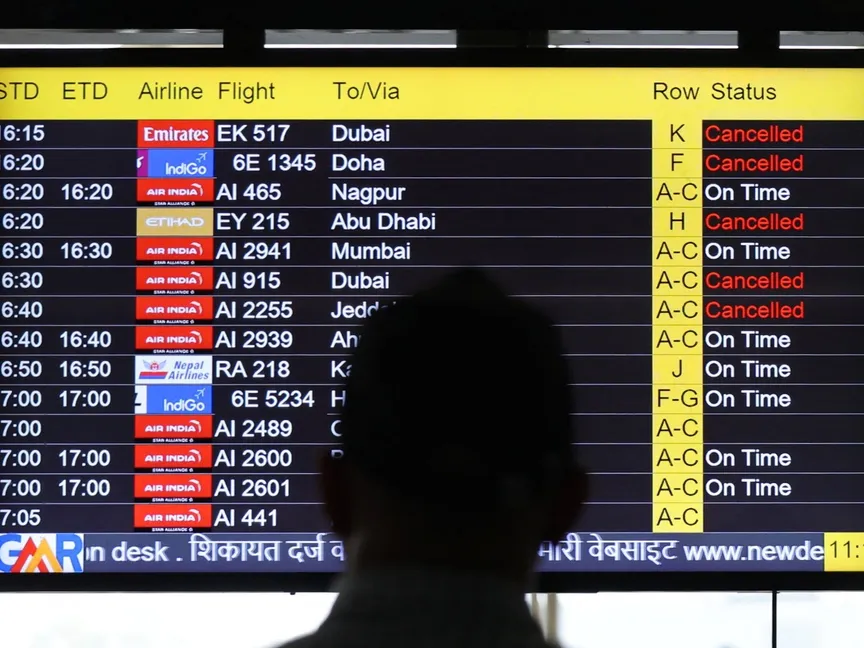 مسافر يتابع معلومات الرحلات الجوية بمطار إنديرا غاندي الدولي في نيودلهي. 2 مارس 2026 - Reuters