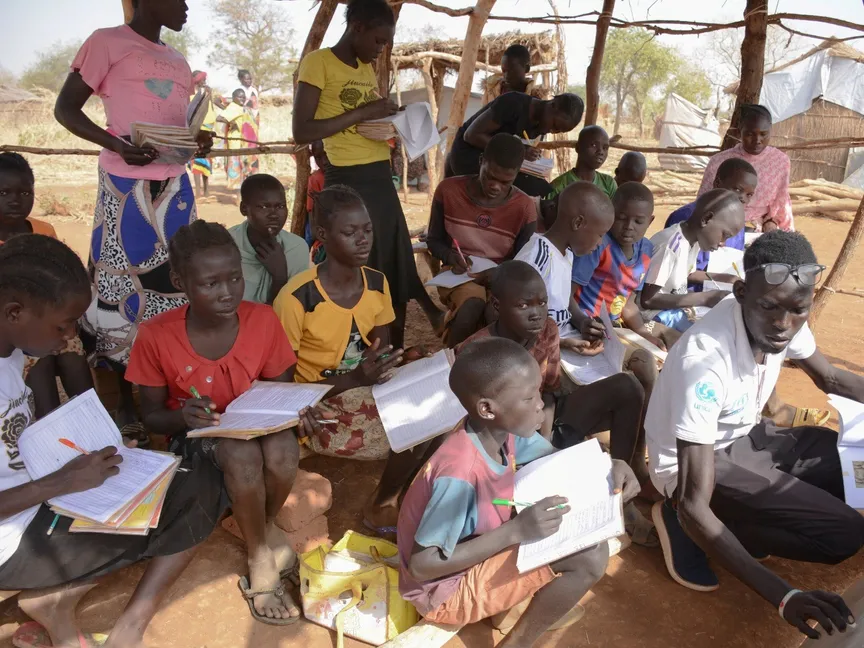 أطفال نازحون في فصول دراسية مؤقتة بمخيم ثوبو في مقاطعة إنجبونج بالسودان. 29 يناير 2026 - REUTERS