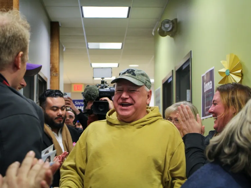 حاكم ولاية مينيسوتا تيم والز يزور مدينة مينيابوليس. 9 نوفمبر 2022 - x/Tim_Walz