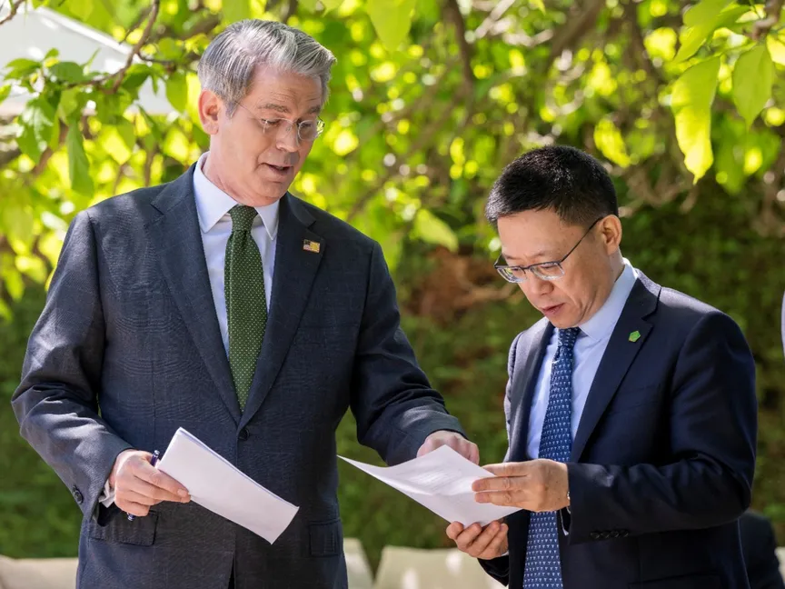 وزير الخزانة الأميركي سكوت بيسنت يتحدث مع نائب وزير المالية الصيني لياو مين في العاصمة السويسرية جنيف. 11 مايو 2025. - REUTERS