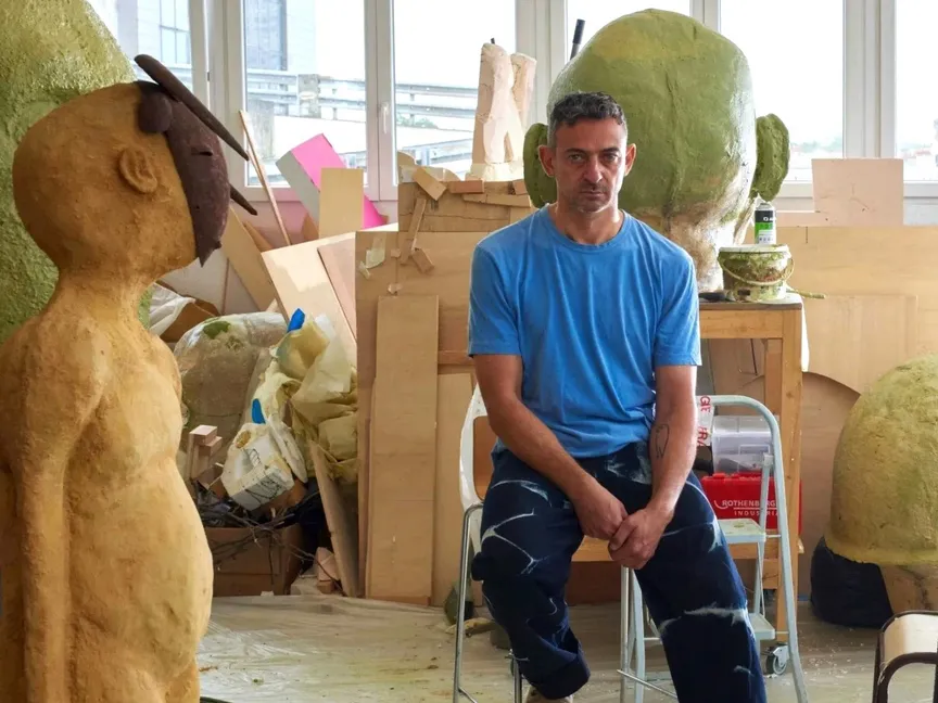 الفنان اللبناني الفرنسي علي شري في مرسمه في باريس. (2026) - @ali.cherri