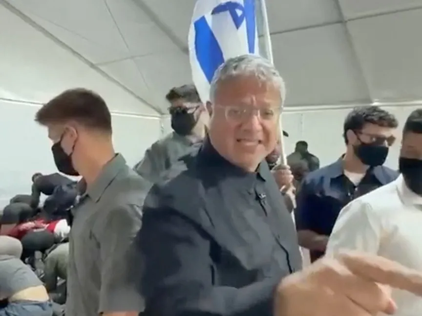 وزير الأمن الداخلي الإسرائيلي إيتمار بن جفير بجانب نشطاء أسطول الصمود المحتجزين في ميناء أسدود بإسرائيل. 20 مايو 2026 - REUTERS