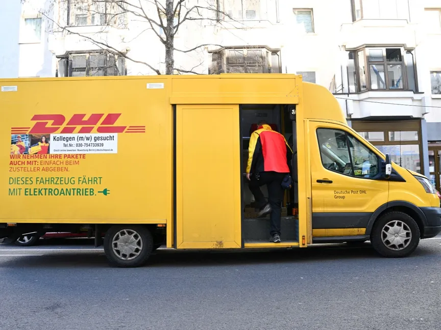 سيارة تابعة لشركة شحن DHL التابعة لهيئة البريد الألمانية في العاصمة برلين. 6 مارس 2025 - REUTERS