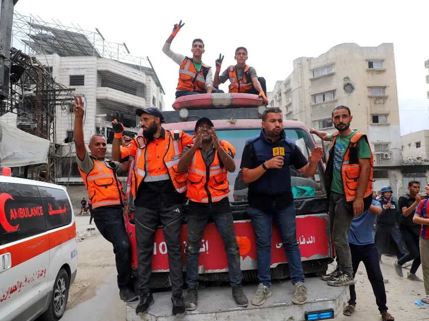 طواقم الإسعاف في غزة يحتفلون باتفاق وقف إطلاق النار. 9 أكتوبر 2025 - REUTERS