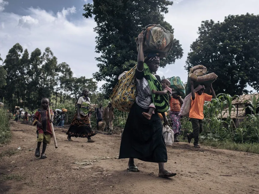 سكان بلدة في شرق الكونغو الديمقراطية يفرون بعد تعرّضهم لهجوم مسلح. 26 أكتوبر 2023 - AFP
