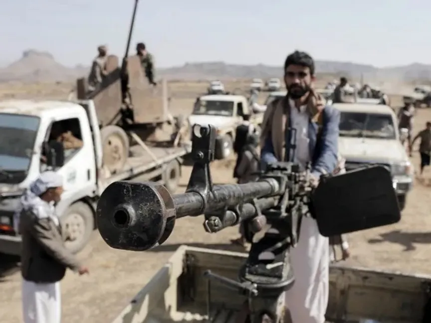 أحد أفراد جماعة الحوثي اليمنية على متن مركبة مجهزة بمدفع رشاش. صنعاء، اليمن. 28 يناير 2024 - AFP