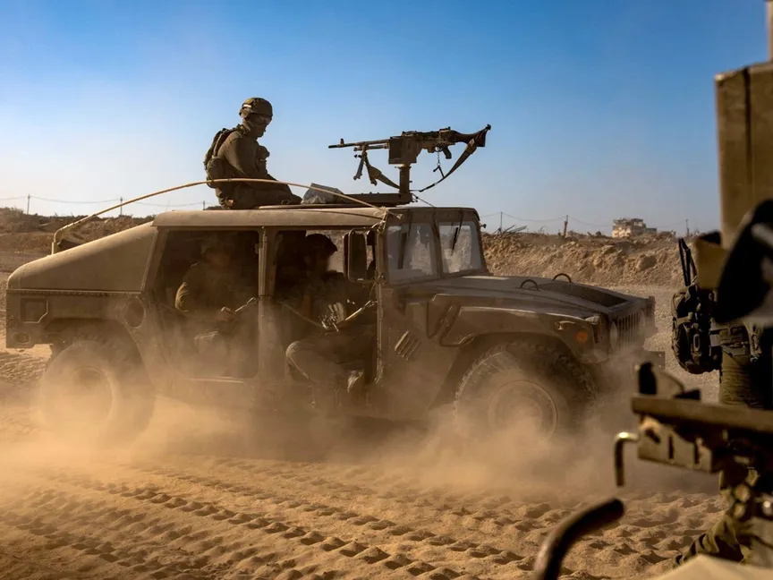 صورة نشرها الجيش الإسرائيلي لجنود يركبون عربة عسكرية أثناء عمليات في قطاع غزة. 14 يونيو 2024 - AFP