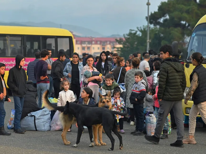 سكان أرمن يتجمعون بجوار الحافلات قبل مغادرة منطقة ناجورنو قره باغ التي سيطرت عليها أذربيجان- 25 سبتمبر 2023 - Reuters
