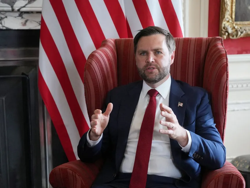 نائب الرئيس الأميركي جيه دي فانس يتحدث خلال اجتماع مع وزير الخارجية البريطاني ديفيد لامي في قصر تشيفنين[ في سيفينواكس، كِنت، بريطانيا> 8 أغسطس 2025. ك - Reuters