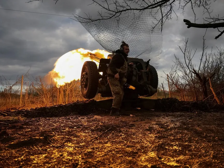 جنود أوكرانيون يطلقون قذائف من مدفع "هاوتزر" خلال المواجهات مع القوات الروسية في مدينة باخموت. 23 أبريل 2023 - REUTERS