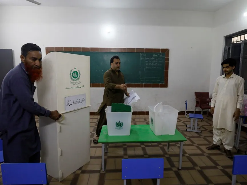 موظفو هيئة الانتخابات الباكستانية يجهزون صناديق الاقتراع في إحدى المدارس بكراتشي استعداداً لتوافد الناخبين المشاركين في الانتخابات العامة بالبلاد. 7 فبراير 2024 - Reuters