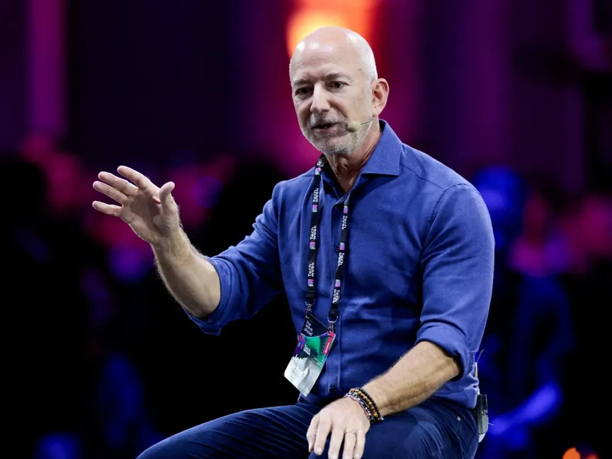 الرئيس التنفيذي لشركة "أمازون" جيف بيزوس خلال الجلسة الرئيسية لأسبوع التكنولوجيا في مدينة تورينو الإيطالية. 3 أكتوبر 2025 - reuters