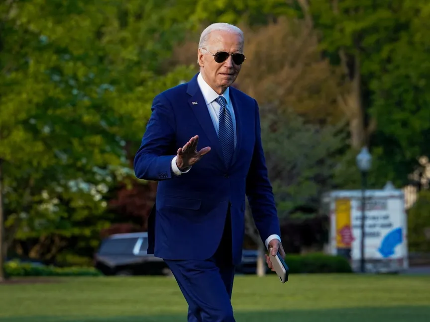 الرئيس الأميركي جو بايدن عائداً إلى البيت الأبيض في العاصمة الأميركية واشنطن. 23 أبريل 2024 - Reuters