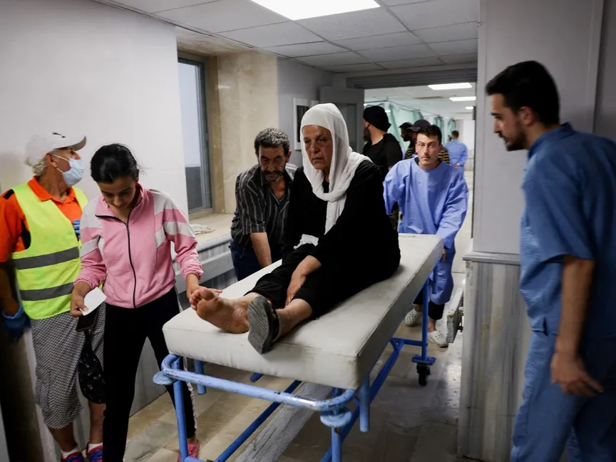 امرأة درزية تتلقى المساعدة في المستشفى الوطني بمدينة السويداء بعد اشتباكات دامية بين مقاتلين محليين دروز ومجموعات عشائرية- 25 يوليو 2025 - Reuters