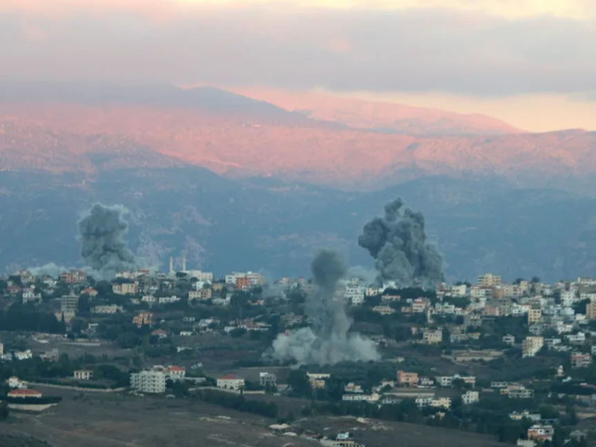 تصاعد الدخان بعد غارات إسرائيلية على مناطق بسهل مرجعيون جنوبي لبنان. 30 سبتمبر 2024 - Getty Images