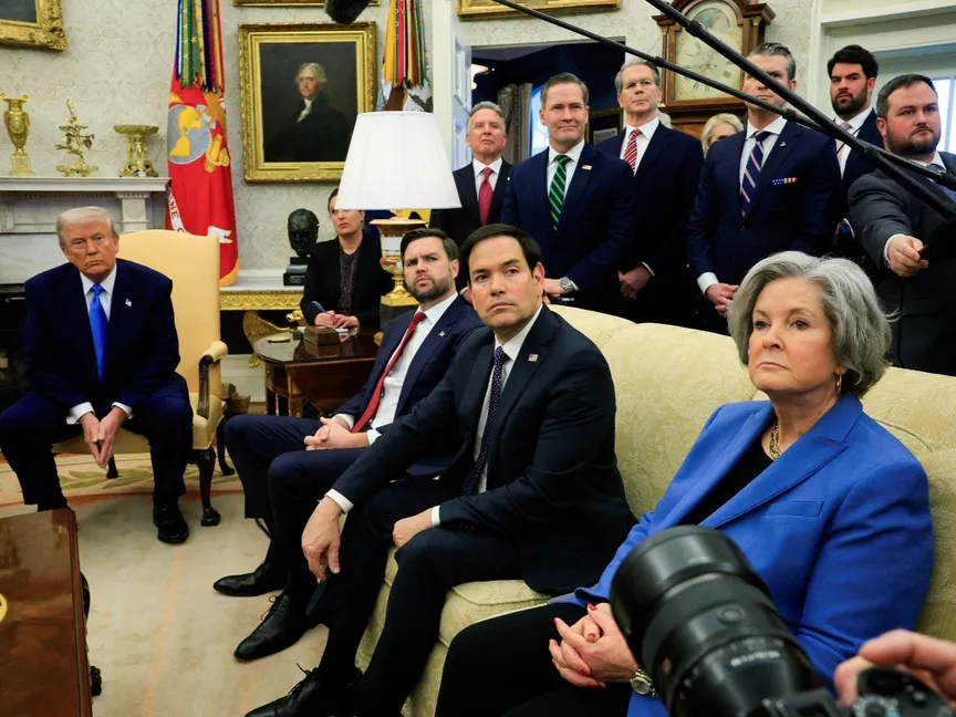 مستشار الأمن القومي مايك والتز، ووزراء الدفاع بيت هيجسيث والخزانة سكوت بيسنت والخارجية ماركو روبيو، ونائب الرئيس جي دي فانس، وكبيرة موظفي البيت الأبيض سوزي وايلز خلال اجتماع في البيت الأبيض، 24 فبراير 2025. - REUTERS