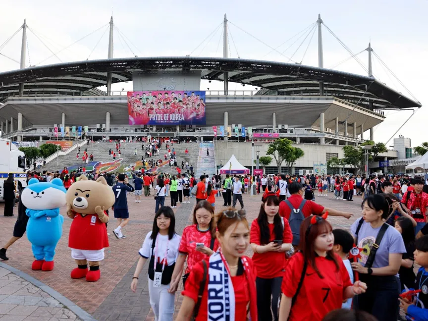 جماهير أمام ملعب كرة قدم في سيول، سيول، كوريا الجنوبية. 10 يونيو 2025 - REUTERS