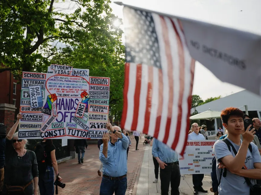 مسيرة لدعم الطلاب الدوليين بعد تقييد الإدارة الأميركية طلبات التأشيرات المرتبطة بجامعة هارفارد في مدينة كامبريدج بولاية ماساتشوستس. 27 مايو 2025 - REUTERS