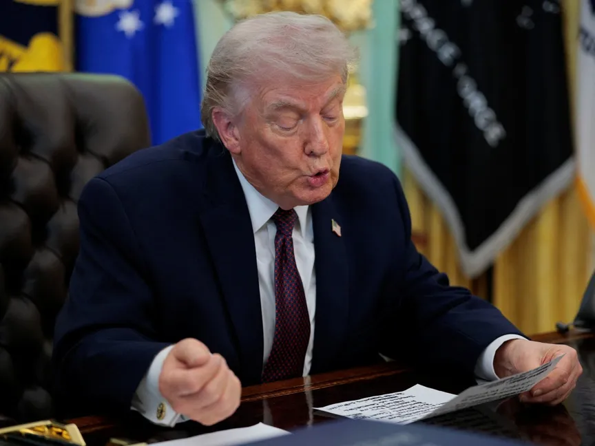 الرئيس الأميركي دونالد ترمب يوقع أمراً تنفيذياً في البيت الأبيض، 31 مارس 2026 - Reuters