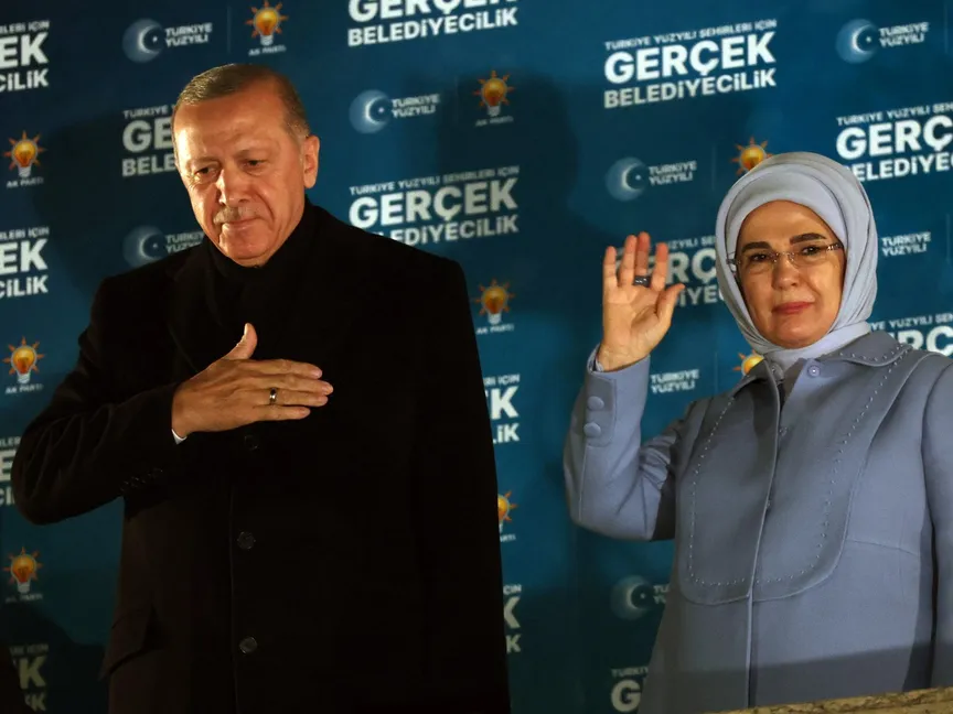 الرئيس التركي وزعيم حزب العدالة والتنمية رجب طيب أردوغان مع زوجته يوجهان التحية إلى أنصار الحزب أثناء إلقاء خطاب بعد الانتخابات المحلية في مقر الحزب بأنقرة في تركيا. 1 أبريل 2024 - AFP