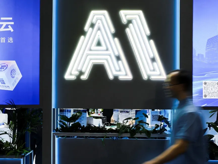شخص يزور مؤتمر الذكاء الاصطناعي العالمي في شنجهاي بالصين. 26 يوليو 2025 - REUTERS