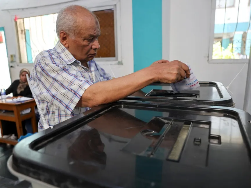 ناخب مصري يدلي بصوته في انتخابات مجلس الشيوخ بالقاهرة. 4 أغسطس 2025 - REUTERS