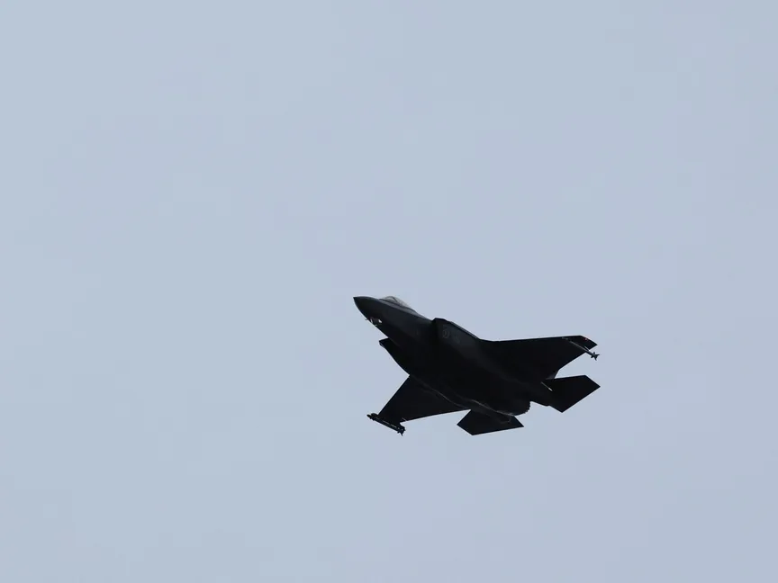 مقاتلة من طراز F-35 تحلّق خلال مناورة عسكرية لحلف شمال الأطلسي (الناتو) في القطب الشمالي النرويجي. 11 مارس 2026 - Reuters