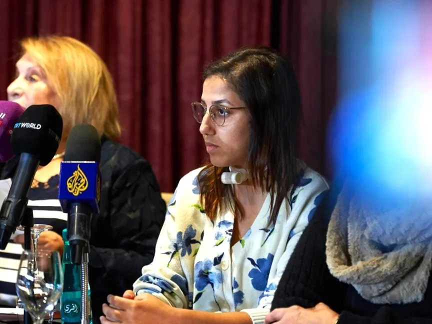 مؤتمر صحفي وتبدو سعادة عربان تجلس بجانب محاميتها. 11 مايو 2025 - ledevoir.com