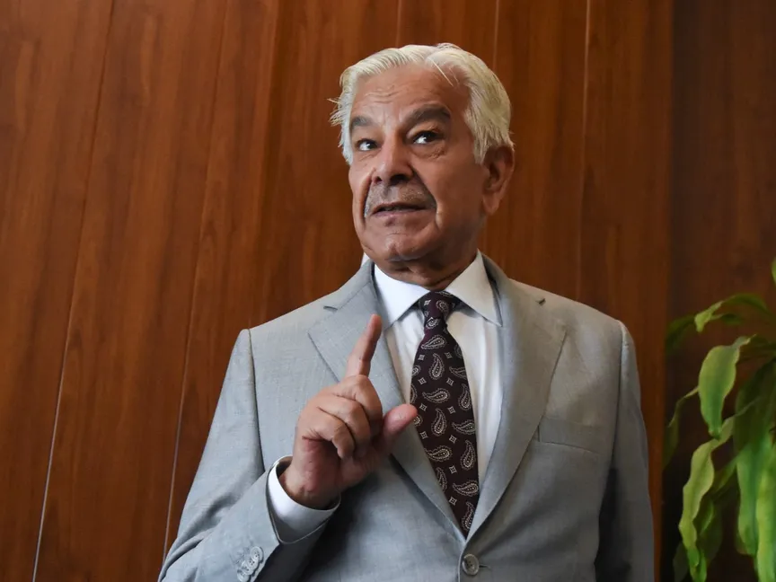 وزير الدفاع الباكستاني خواجة محمد آصف في لقاء مع وكالة "رويترز" بالعاصمة إسلام آباد. 28 أبريل 2025 - REUTERS