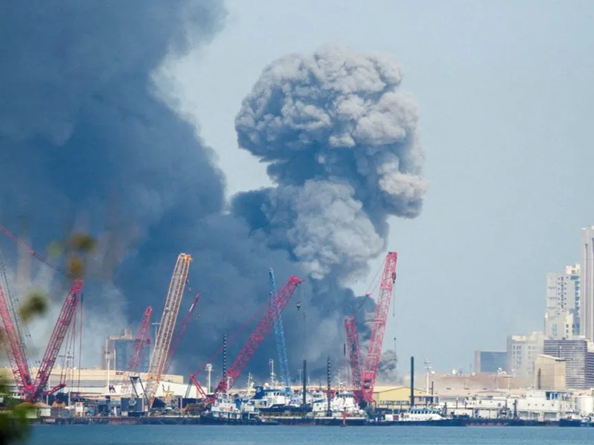 تصاعد الدخان في السماء بعد سماع دوي انفجارات في المنامة، البحرين. 28 فبراير 2026 - Reuters