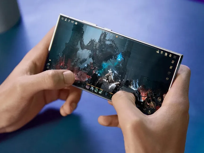 مستخدم يلعب إحدى ألعاب الفيديو على هاتف سامسونج جلاكسي ذكي - Samsung