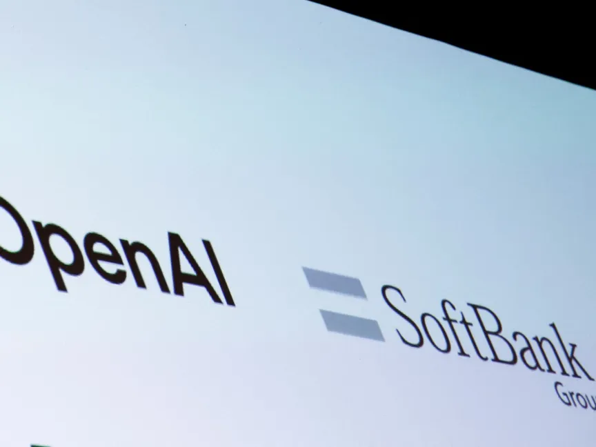 صورة لشعاري OpenAI ومجموعة SoftBank خلال فعالية لعرض حلول الذكاء الاصطناعي في طوكيو. 3 فبراير 2025 - Reuters
