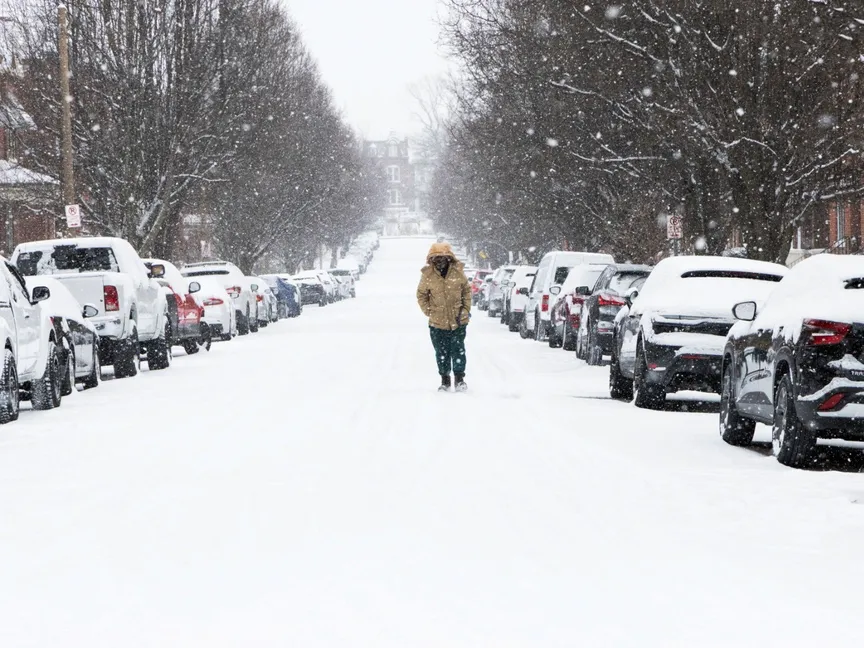 شخص يسير في شارع مغطى بالثلوج في مدينة سانت لويس بولاية ميزوري الأميركية. 24 يناير 2026 - Reuters