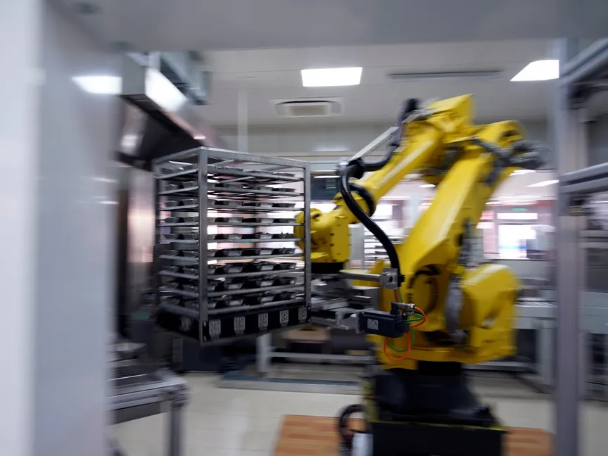 يقوم روبوت طاهٍ بإعداد طعام الغداء في مدرسة مينهانج الثانوية في شنغهاي، الصين، 1 ديسمبر 2020 - REUTERS