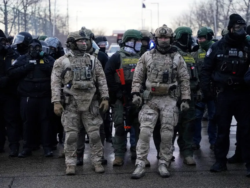 عناصر من إدارة الجمارك وحماية الحدود الأميركية خلال احتجاج في مدينة مينيابوليس بولاية مينيسوتا. 17 يناير 2026 - Reuters