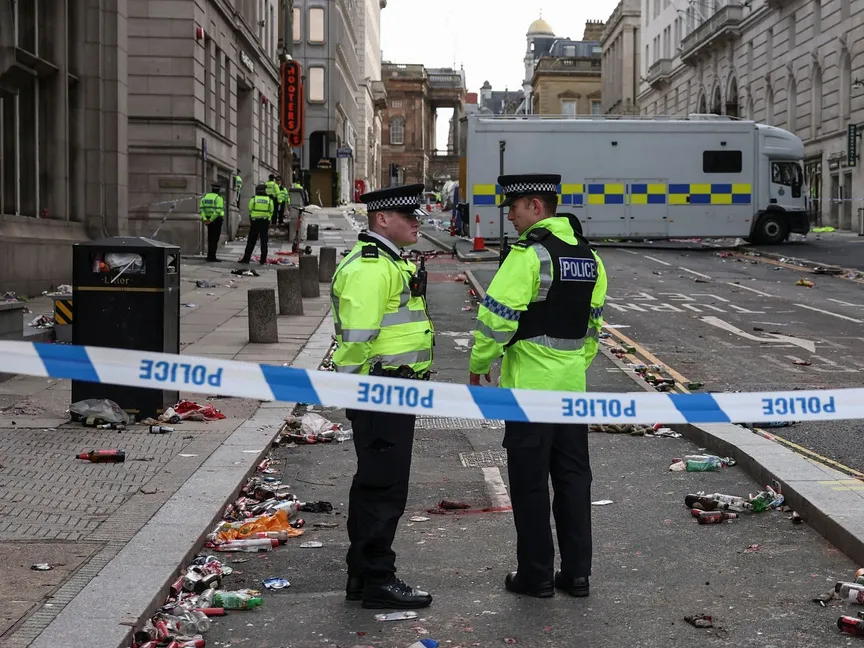 ضباط الشرطة في مكان الحادث بعد اصطدام سيارة بحشد من مشجعي ليفربول أثناء مسيرة للاحتفال بلقب الدوري الإنجليزي الممتاز لكرة القدم، ليفربول، بريطانيا، 27 مايو 2025 - REUTERS