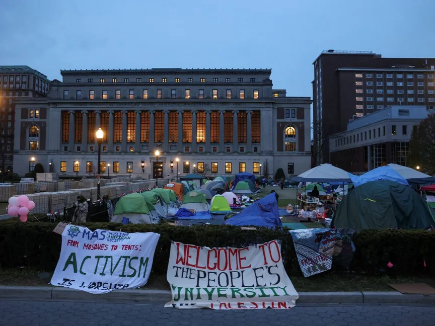 خيام المحتجين على الحرب الإسرائيلية على غزة في حرم جامعة كولومبيا في نيويورك، الولايات المتحدة، 24 أبريل 2024 - Reuters