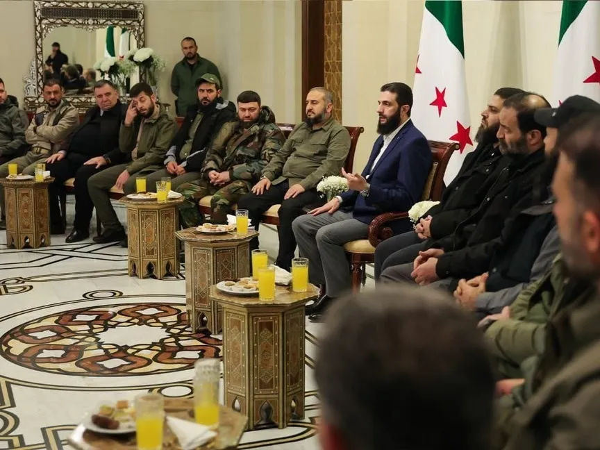 حلّ الفصائل ودمجها في جيش سوريا الجديد.. خارطة من الفرص والتحديات