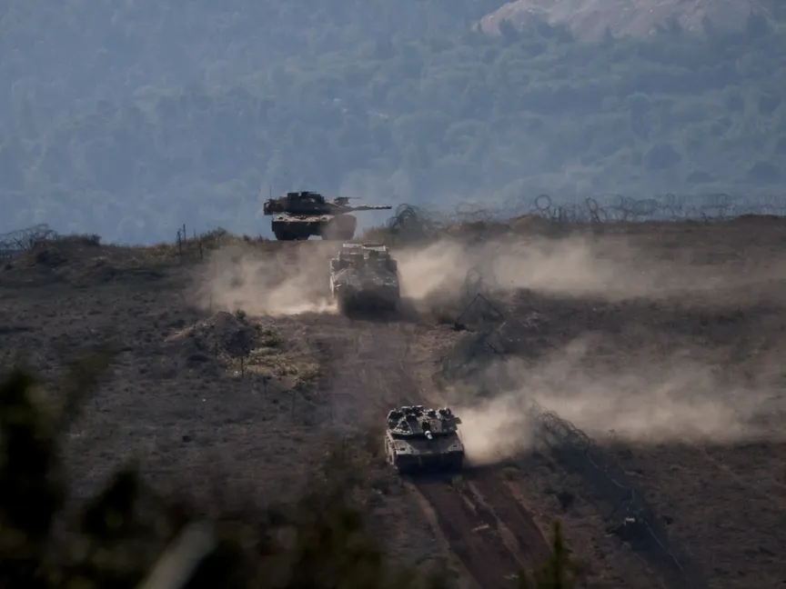 مركبات عسكرية إسرائيلية على طول الحدود بين إسرائيل ولبنان. 24 نوفمبر 2025 - Reuters