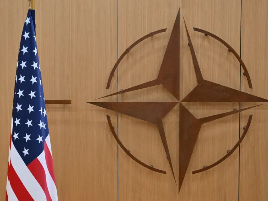 شعار منظمة حلف شمال الأطلسي (الناتو) والعلم الأميركي في مقر الحلف في بروكسل بلجيكا. 17 فبراير 2025 - REUTERS