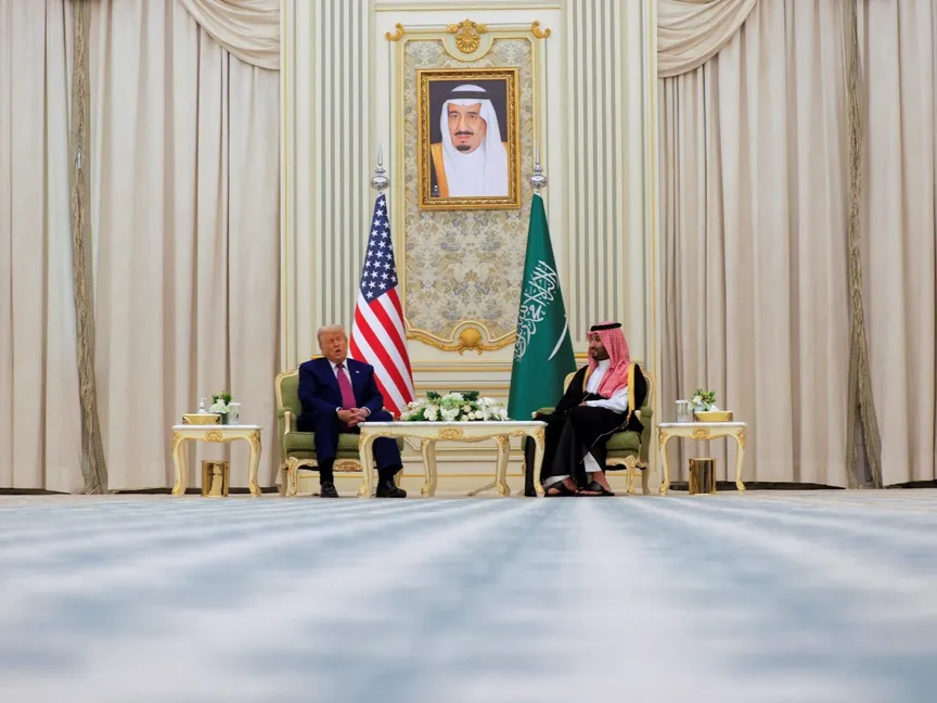 ولي العهد السعودي الأمير محمد بن سلمان بجانب الرئيس الأميركي دونالد ترمب في اجتماع بالرياض. 13 مايو 2025 - REUTERS